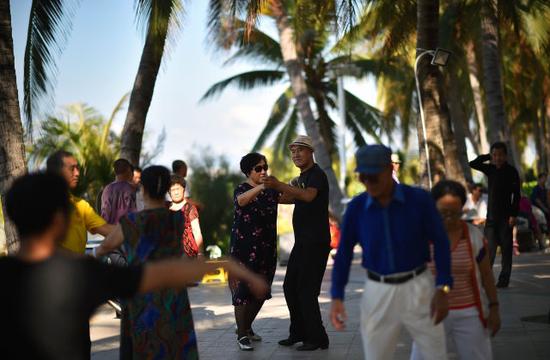 图为候鸟老人们在跳舞。新华社记者 郭程 摄