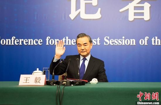 十三届全国人大一次会议新闻中心于3月8日上午10时在梅地亚中心多功能厅举行记者会,邀请外交部部长王毅就“中国外交政策和对外关系”回答中外记者提问。中新社记者 李卿 摄