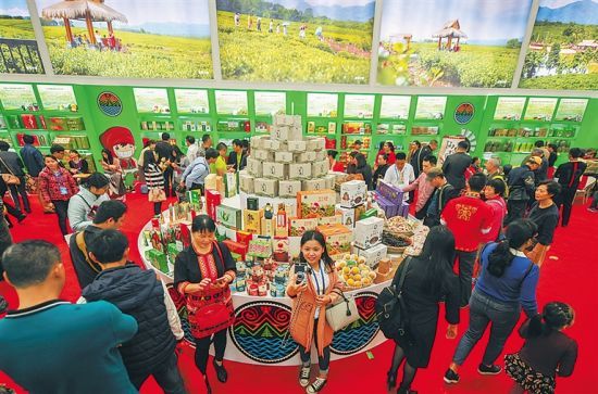 在白沙展馆参观的市民游客络绎不绝。