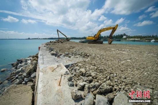 资料图：海南一企业擅自填海造码头建工厂。骆云飞 摄