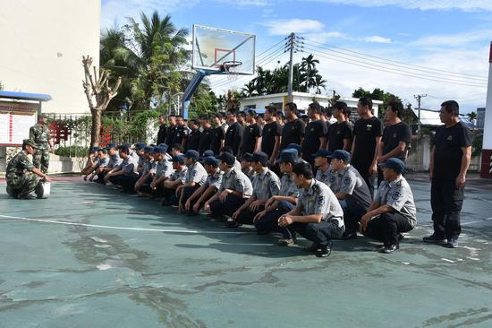 保亭雪豹保安公司保安人员走进消防学习技能业