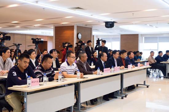海胶集团新闻发布会上新的董监高团队集体对外