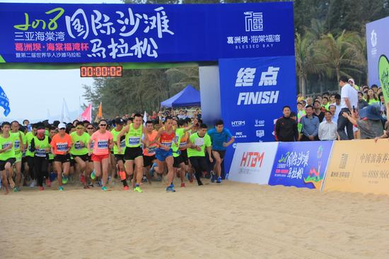 本次赛事经过激烈的角逐,A0236号选手李子成以39分25秒的成绩赢得了10公里沙滩跑男子组冠军,A0306号选手张新以50分28秒的成绩赢得了10公里沙滩跑女子组冠军。中共三亚市海棠区委副书记黄海燕,中共三亚市海棠区委常委、常务副区长海斌,三亚市海棠区人民政府副区长李开明为获奖选手颁发奖杯及奖牌并合影留念。