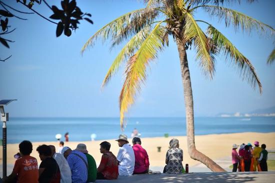 图为候鸟老人们在三亚湾休息。新华社记者 郭程 摄