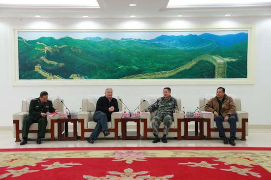 市委书记袁光平,市人大常委会主任王克强与省军区副司令员毕重峰座