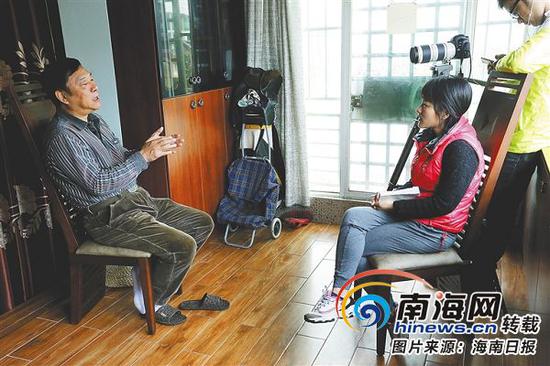 晓剑(左)接受海报集团全媒体中心记者采访。海报集团全媒体中心记者陈望摄