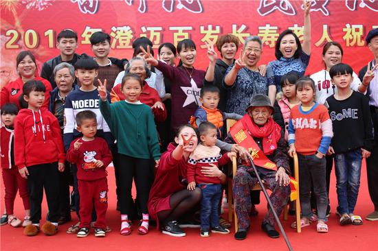 弘扬尊老敬老传统 澄迈开展百岁老人祝寿活动