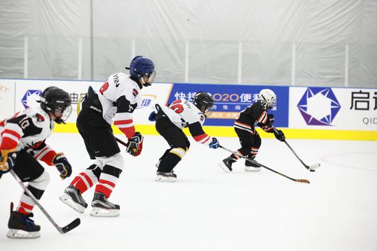 　　2月4日-10日，首届“启迪宏奥杯”Hockey Map国际青少年冰球邀请赛（三亚站）在海南省三亚市启迪冰雪体育中心举行
