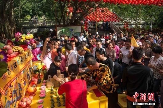 游客祭拜财神。洪坚鹏 摄