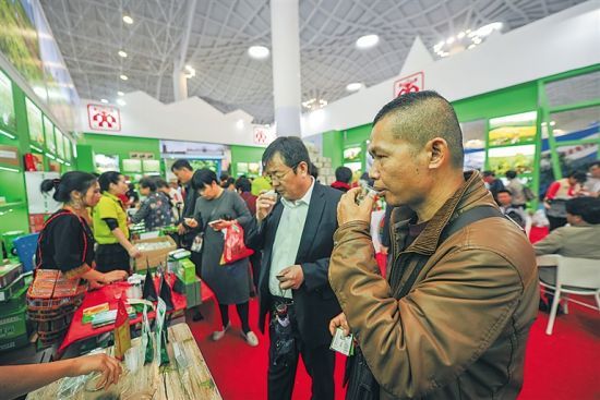 12月13日,市民在白沙馆品尝白沙绿茶。