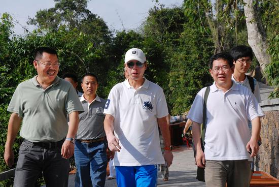 著名导演冯小刚(中)在三亚亚龙湾热带天堂森林旅游区实地考察电影《非诚勿扰2》拍摄主场景的情景