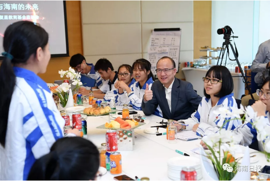 复星集团10年资助海南学子4840人次。图为2018年1月21日，郭广昌与受资助的海南学生座谈。 海南日报记者王凯 摄