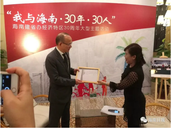 记者给郭广昌捎去特殊的礼物。海南日报记者王凯 摄