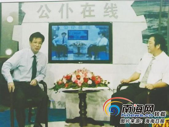 晓剑(右)主持时政访谈节目《公仆在线》。