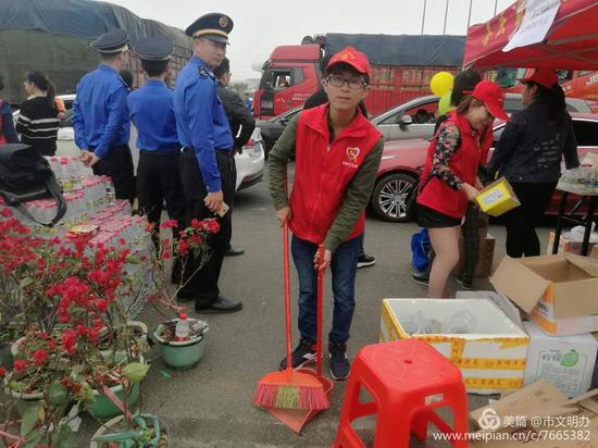 志愿者在送水送粮的同时不忘也把旅客手上车上的小垃圾一起回收起来。