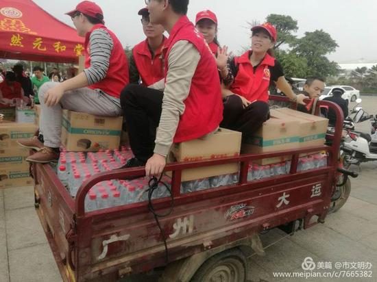 志愿者为了提高效率，特意租来三轮车缩短配送时间。