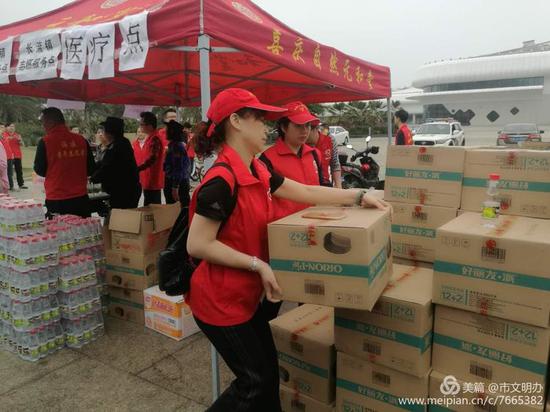 有的志愿者通宵达旦给旅客送水送食，女志愿者主动请缨值夜。