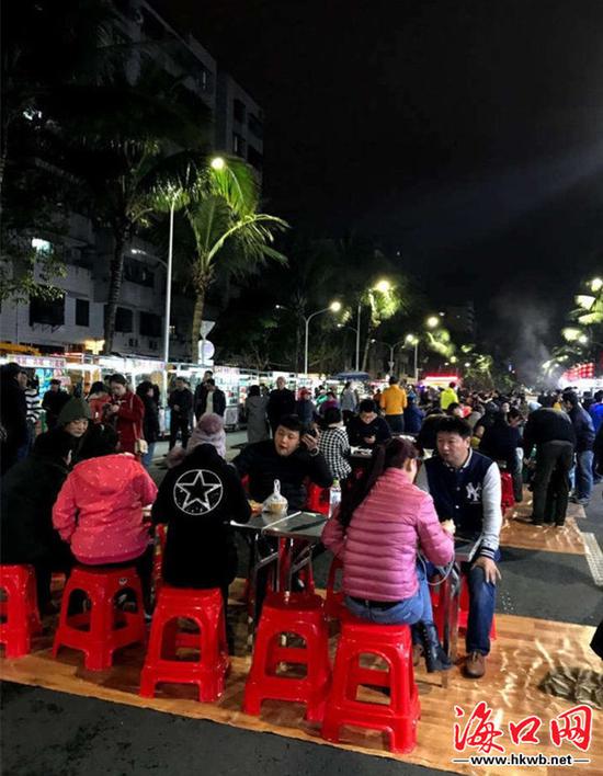 市民在海大南门夜市就餐。（美兰区委宣传部供图）