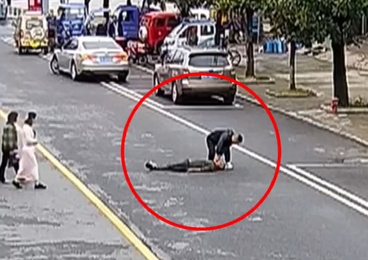 松滋一老人過馬路突然倒地抽搐 鄉(xiāng)鎮(zhèn)醫(yī)生晨跑路上果斷救人