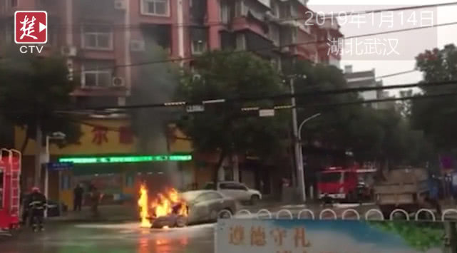 武汉一轿车街头自燃 车头烧毁严重(视频)
