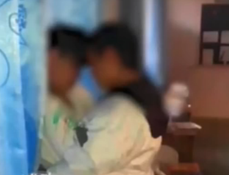 廣東中學(xué)生平安夜在教室擁吻 男生單膝下跪