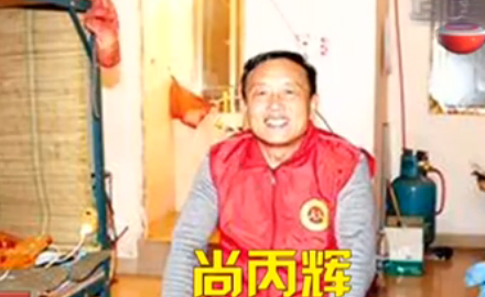 老板為流浪漢發(fā)百元紅包被嫌少：往年都是五百