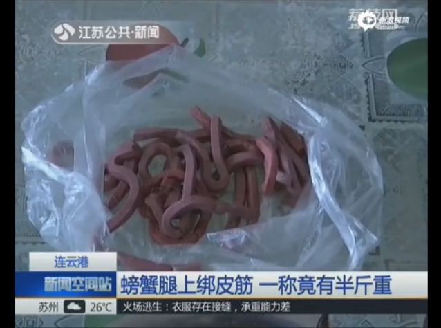 女子買5只螃蟹半斤是皮筋 攤販：市場(chǎng)上都這樣