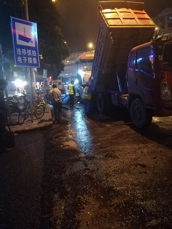 为避免造成交通拥堵,路面改造施工均安排在夜间进行