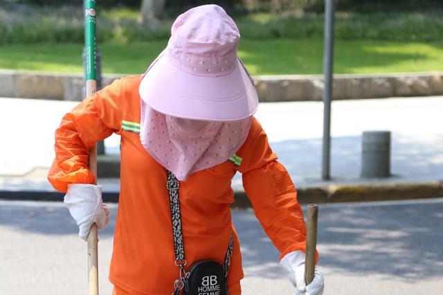 感恩致敬 烈日下的“城市美容師”