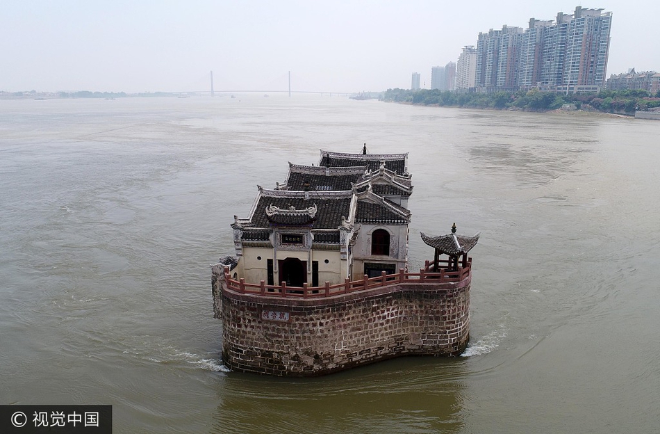 航拍“閣堅(jiān)強(qiáng)”湖北觀(guān)音閣 洪峰退去仍屹立不倒