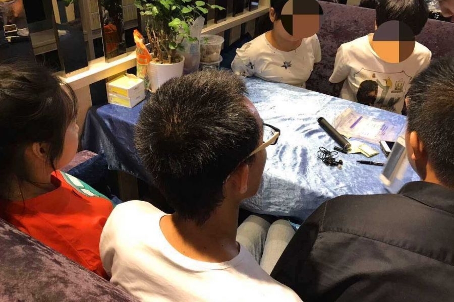 武汉警方打掉93人酒托团伙 抠脚大汉扮美女引人上钩图片 290009 900x599