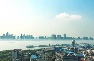 盛夏長(zhǎng)江罕見(jiàn)起霧 兩岸高樓如空中閣樓
