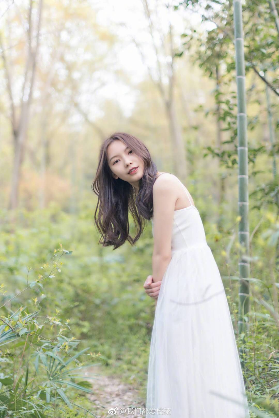 1 / 20 近日,武汉工程科技学院校花叶子(微博:@阿格阿叶)在微博晒出
