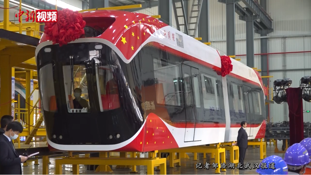 中国内地首列磁浮空轨车辆“兴国号”在武汉下线