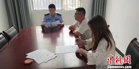 圖為民警正在教育徐某的父母。建始警方供圖