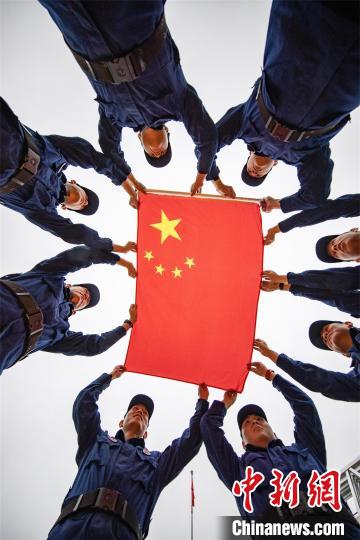 消防员拍摄创意照,祝福祖国繁荣昌盛 朱燕林 摄