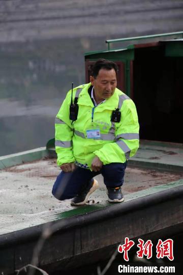 龚名红在长江支流香溪河上进行日常巡察 刘建 摄