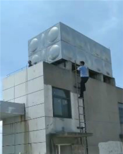 民警爬上頂樓平臺救女子 通訊員 楊嬌 攝