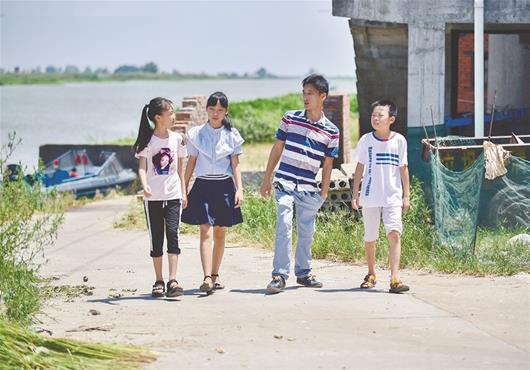 图为：周永杰和学生谈心