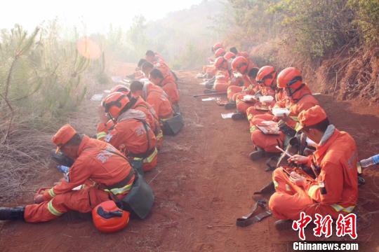 图为正在休息的消防官兵 王正民 摄