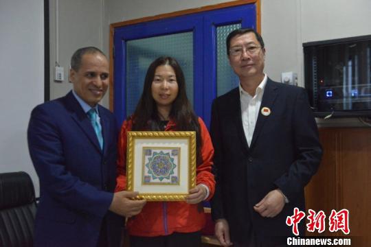 阿尔及利亚卫生部官员、中国援阿医疗队负责人和李莉(中)合影 。受访者提供