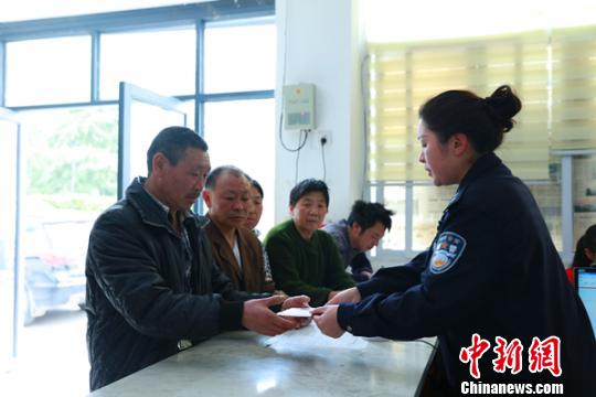 民警为老人办?#27809;?#21475;本 张群莉 摄