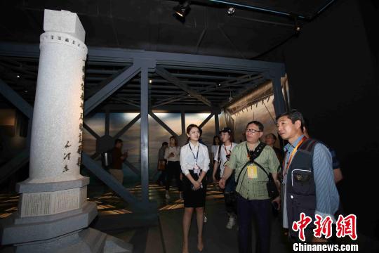 海外华文媒体代表参观正在建设中的桥梁博物馆 张畅 摄