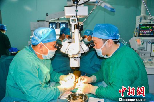 醫(yī)生為男子接上了斷指 馬云飛 攝