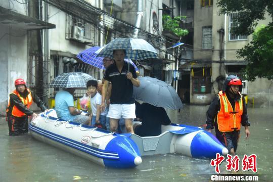 黄冈消防转移被困人员。黄冈消防供图