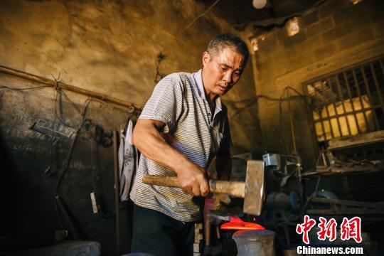 打造一把普通菜刀要经过至少5000次的锤打　侯康　摄