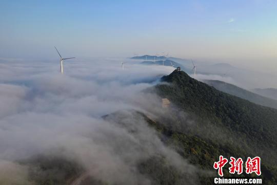 向山外溢出的云雾唯美壮观　彭琦　摄