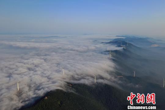 雾气似水从山中溢出　彭琦　摄