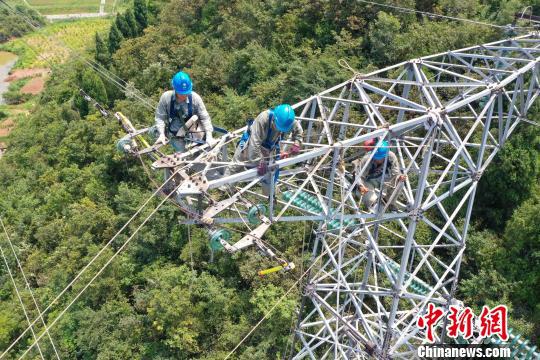 电力员工对龙湾一、二回架空地线进行抢修 黄斌 摄