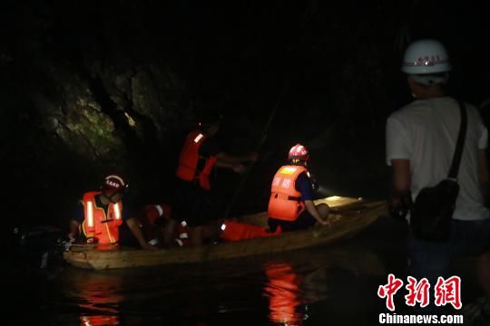 救援人员进行拉网式搜救 鄂消宣